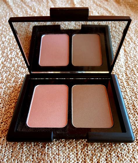 Blush and bronzing powder .